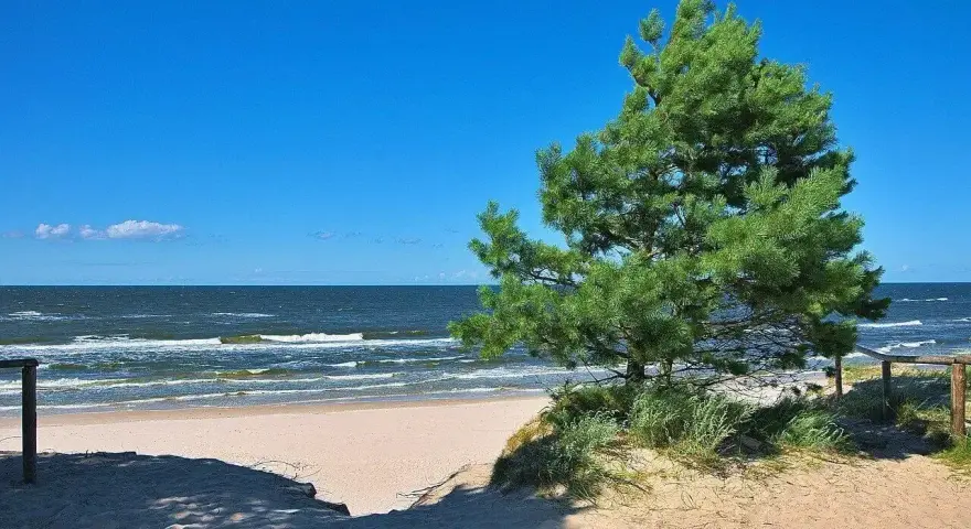 Piękny dzień na plaży w Ostrowie nad morzem. Słońce, piasek i szum fal.