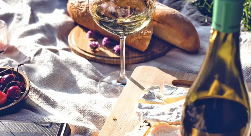 En härlig picknick med vin till brieost, färskt bröd och körsbär.