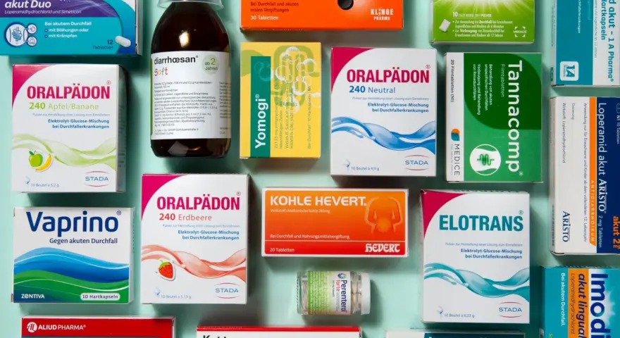 Verschiedene Medikamente und Präparate gegen Durchfall, darunter Imodium, Oralpädion und Kohle-Compretten.