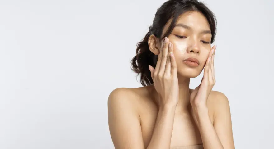 Peeling do cery trądzikowej: Enzymatyczny czy kwasowy BHA?