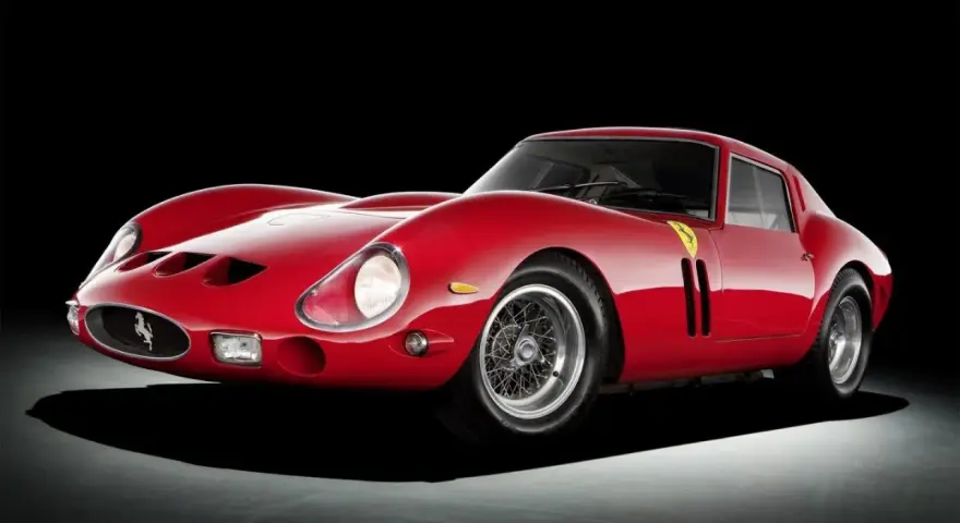 Ikoniczny czerwony Ferrari 250 GTO na czarnym tle. Klasyk motoryzacji, marzenie każdego kolekcjonera.