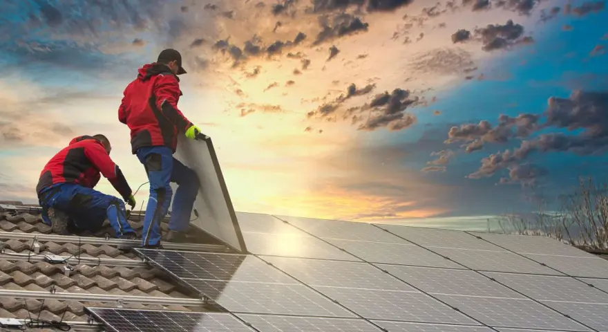 Instalatorzy montują panele fotowoltaiczne. Nawet po 10 latach ich sprawność jest kluczowa dla ekologicznej energii.