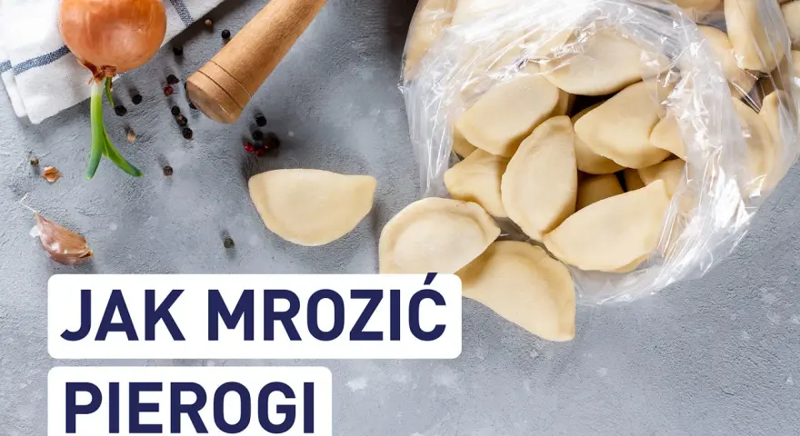Surowe pierogi w plastikowej torbie, cebula, czosnek i wałek do ciasta na szarym tle.