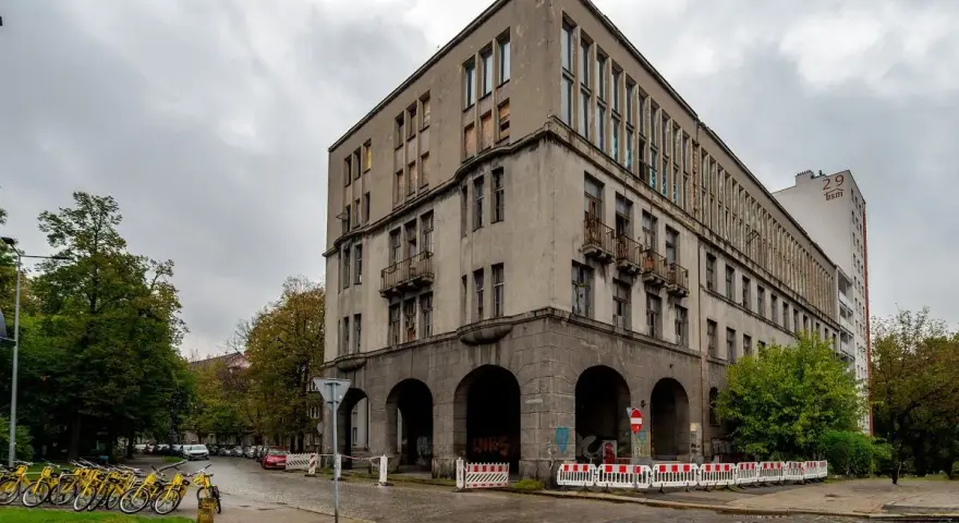 Stary budynek w Bytomiu, może kiedyś znajdą się tu mieszkania za darmo. Obok rząd żółtych rowerów.