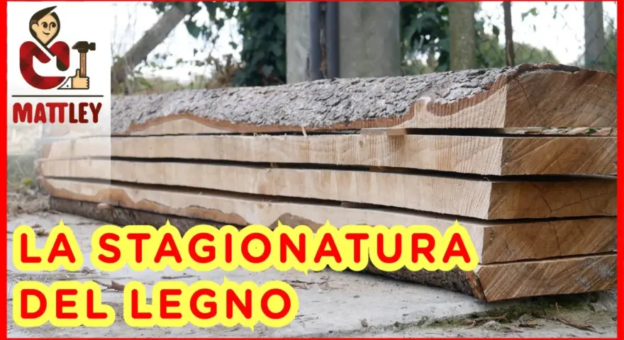 Tavole di legno grezzo impilate, pronte per la stagionatura naturale. Il processo lento che rende il legno perfetto.
