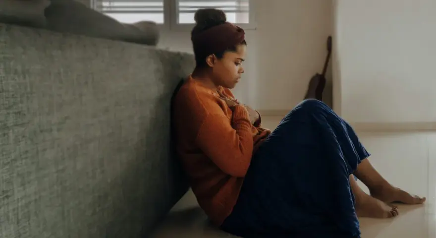 En kvinna med graviditetens tyngd och oro, en känsla av gravid depression som skymmer familjelivets glädje.