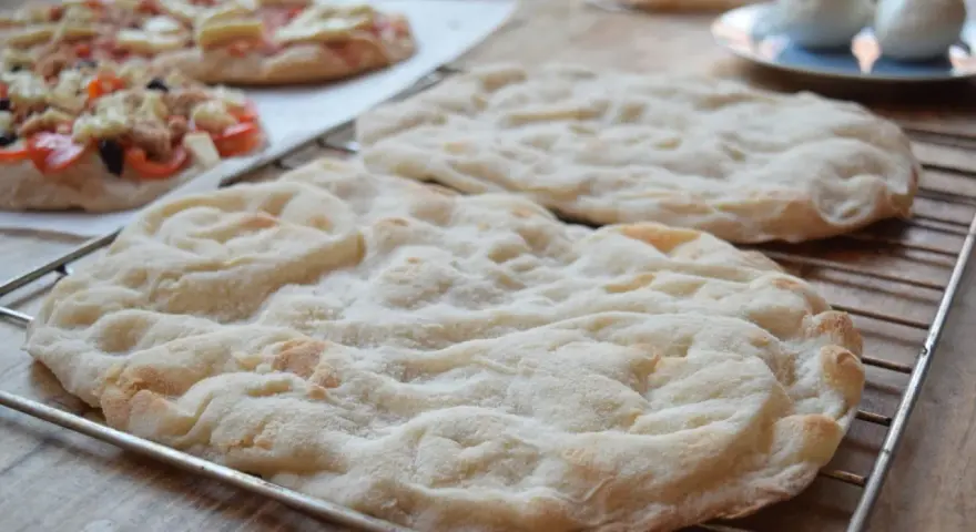 Pyszna, lekko przypieczona pinsa z czymś pysznym na wierzchu, gotowa do podania.