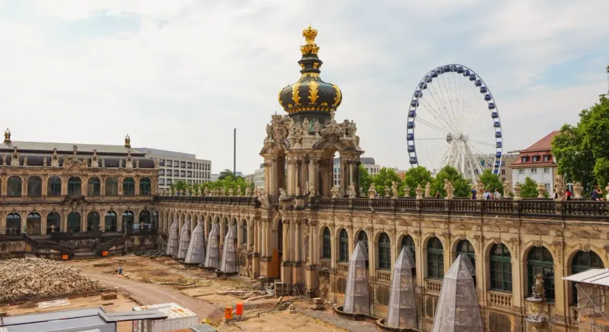 Zamek Zwinger w Dreźnie, z widoczną w tle diabelskim młynem. Czy Drezno jest bezpieczne? Tak, to piękne miasto.