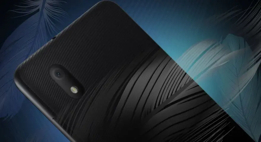 Tył telefonu Alcatel 1B z teksturą przypominającą pióra, na tle stylizowanych piór.