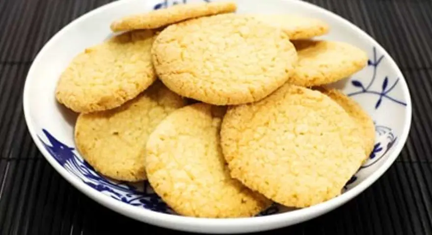 En skål med gyllene citronkakor, perfekta för ett enkelt citronkakor recept.