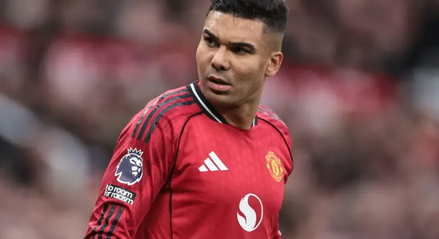 Casemiro w czerwonej koszulce Manchesteru United, symbol udanych manchester united transfery.