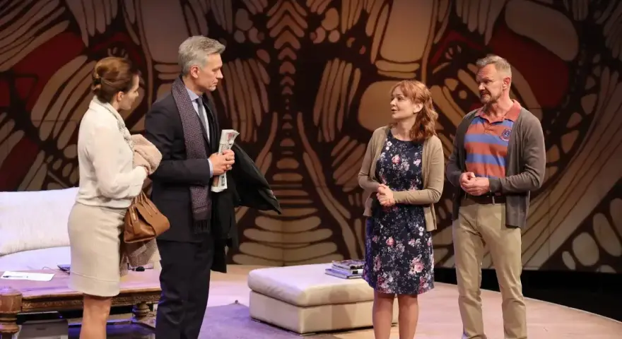Bóg mordu obsada: cztery osoby na scenie, dwie kobiety i dwóch mężczyzn, w teatralnej scenografii.
