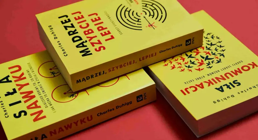 Książki o psychologii: "Siła nawyku", "Mądrzej, szybciej, lepiej" i "Siła komunikacji" Charlesa Duhigga.