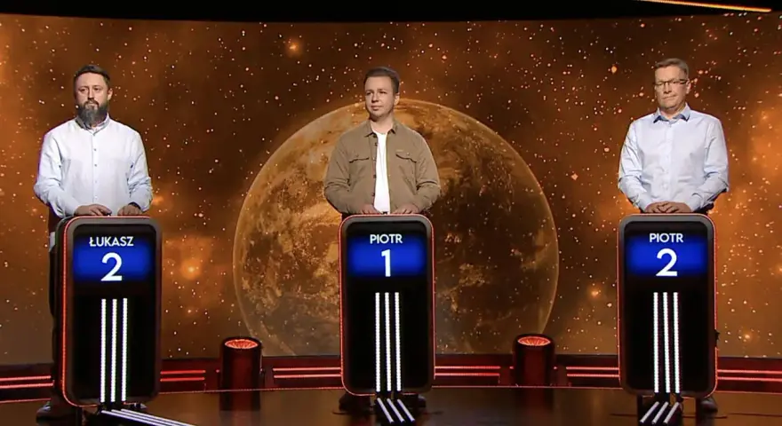 Trzech mężczyzn, Łukasz i dwaj Piotrowie, stoi przy swoich podium. Jeden z dziesięciu, kiedy finał.