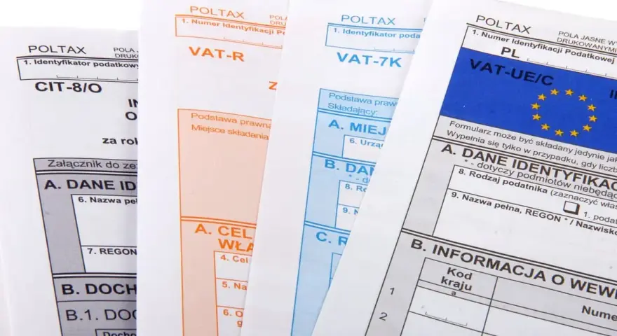Formularze podatkowe, w tym CIT-8/O, VAT-R, VAT-7K i VAT-UE/C, z widocznymi polami na numer identyfikacyjny podatnika (NIP) i numer VAT.