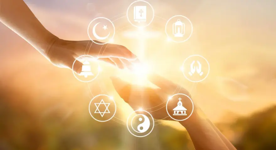 Dłonie łączą się, otoczone symbolami różnych religii, odzwierciedlając jedność i poszukiwanie sensu, jak w najstarszej religii świata.