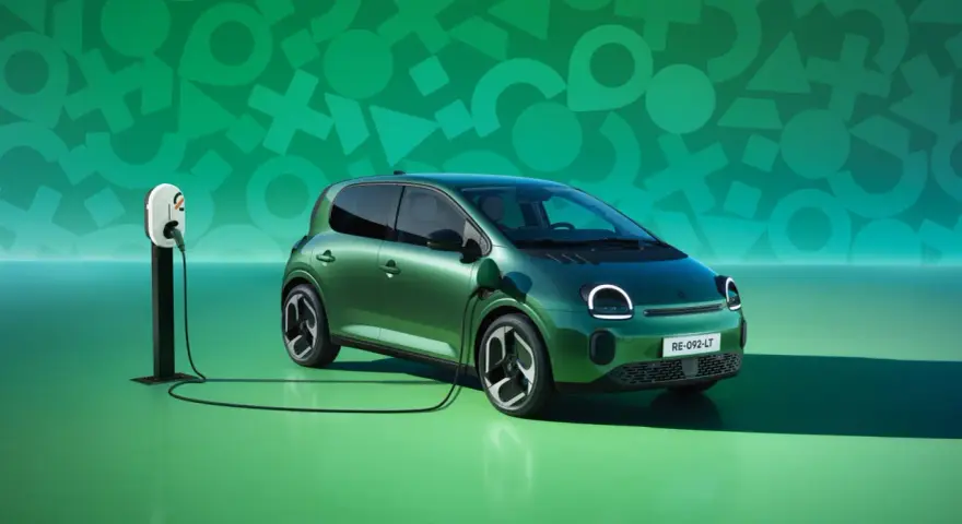 Zielony samochód elektryczny Renault Twingo E-Tech podłączony do ładowarki na tle zielonej grafiki.