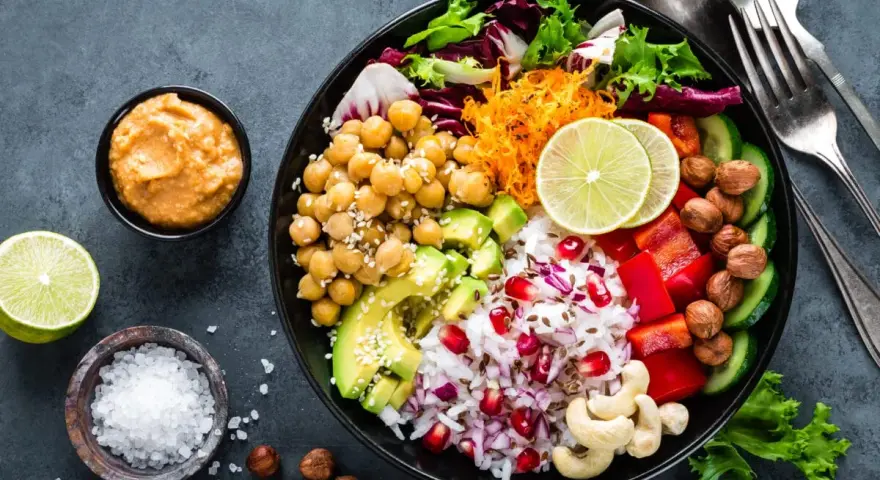 Kolorowy bowl z ciecierzycą, awokado, ryżem, papryką i granatem. Idealny przepis na zdrowy lunch.