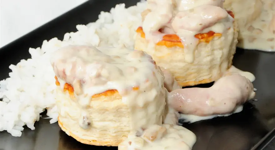 Bouchee a la reine cremoso sobre arroz blanco, un plato elegante y delicioso.