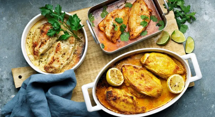 Tre ugnsbakade kycklinglårfile i olika former, redo att serveras. Ett perfekt kycklinglårfile recept för middagen.