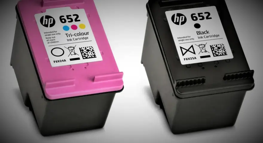 Dwa tusze HP 652: jeden kolorowy (różowy) i jeden czarny.