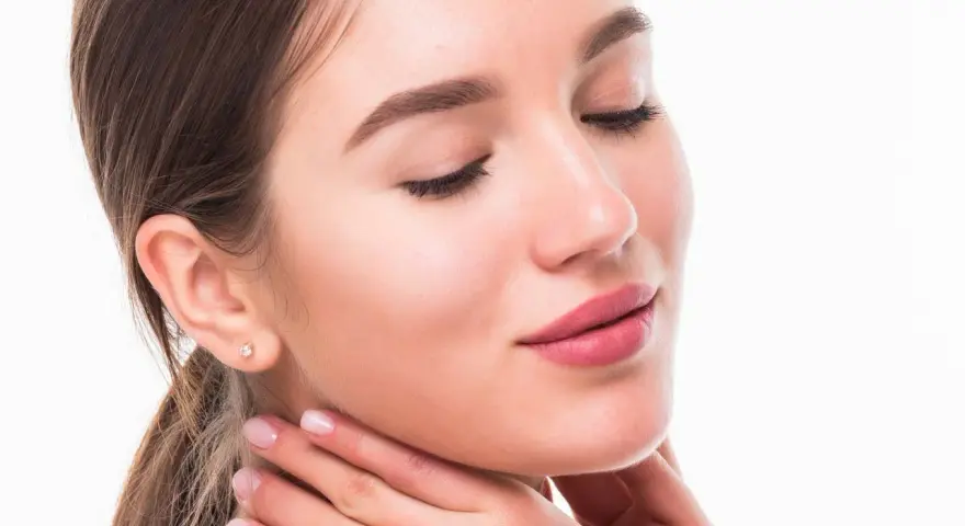 Rostro de mujer con piel suave y labios rosados, luciendo un efecto botox natural.