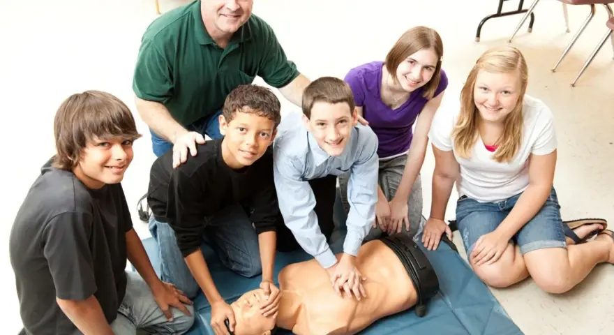 Masaż serca ile uciśnięć: Kluczowe zasady ratujące życie w CPR