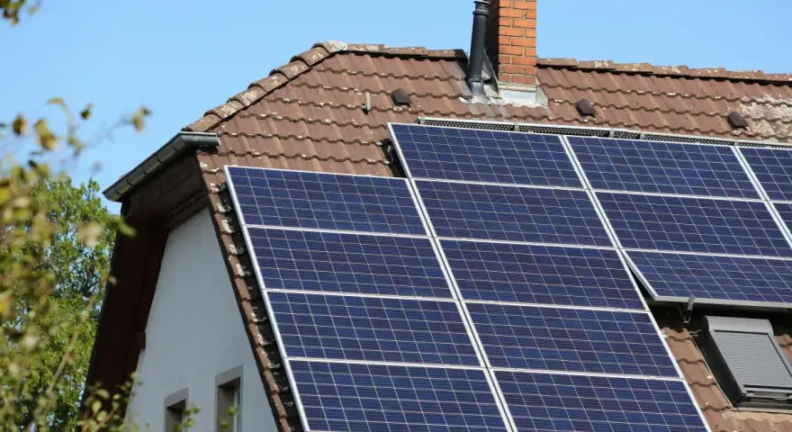 Panele słoneczne na dachu domu. Czy fotowoltaika to ściema? Zastanawiam się, ile energii faktycznie produkują te niebieskie płytki.