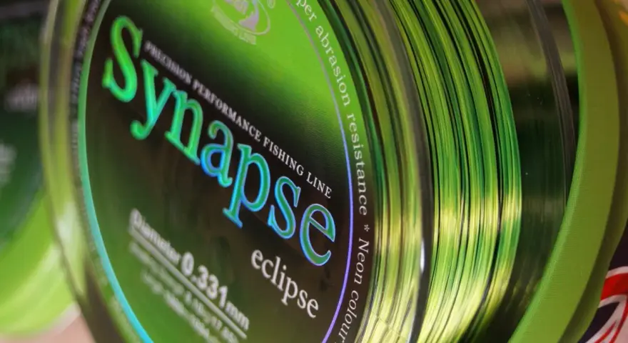 Jaka żyłka karpiowa do dalekich rzutów? Zielona żyłka Synapse Eclipse, 0.331mm, z napisem "Super abrasion resistance", idealna na długie dystanse.