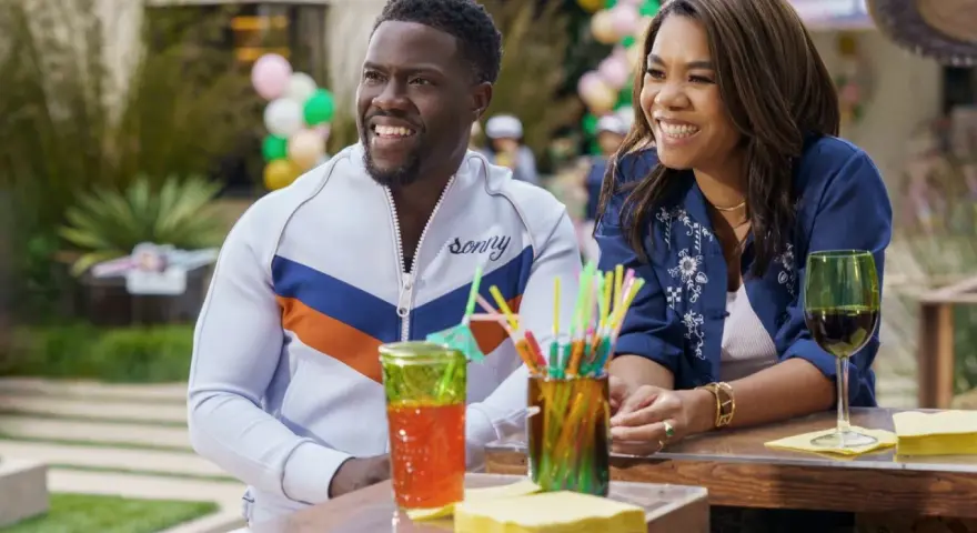 Kevin Hart i Regina Hall śmieją się przy barze, idealni do Netflix polecane filmy.