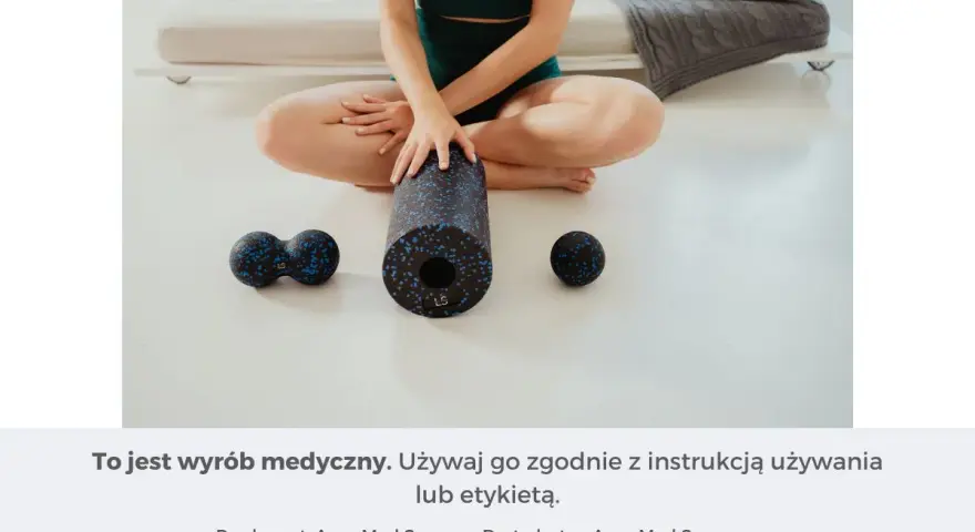 Kobieta siedzi na podłodze z wałkiem i piłkami do masażu. Różne masaż rodzaje dla relaksu.