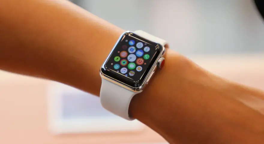 Apple Watch mit weißem Armband, das eine App-Übersicht zeigt. Ein Hard Reset könnte hier helfen, wenn die Uhr nicht reagiert.