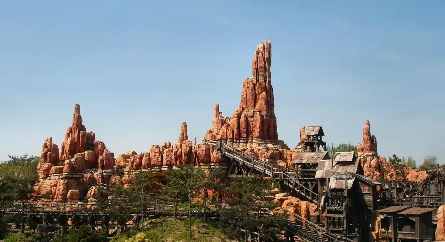 Big Thunder Mountain Railroad w Disneylandzie, idealne miejsce na niezapomniane przygody po zakupie biletów.