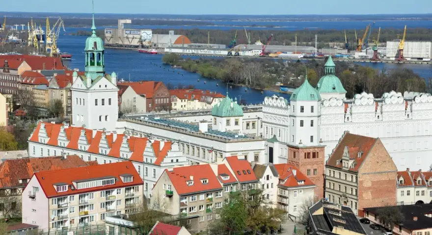 Widok na port i zamek w Szczecinie. Czy Szczecin jest nad morzem? Tak, port morski w Szczecinie jest połączony z Bałtykiem przez Zalew Szczeciński i rzekę Odrę.