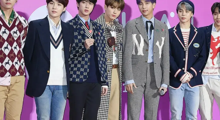 Siedmiu członków BTS w eleganckich strojach, gotowych na bts tour 2026.