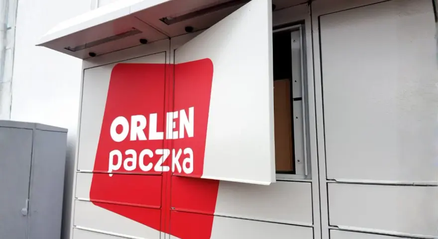 Automatyczna skrytka ORLEN paczka z otwartymi drzwiczkami, widoczna paczka w środku.