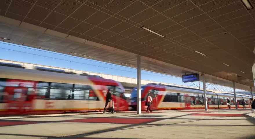 Pociągi SKM w Warszawie z pasażerami na peronie. Szybki transport miejski, łatwy zakup skm bilety warszawa.