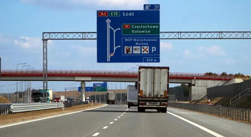 Droga ekspresowa z tablicą kierunkową A1, E75, Łódź, Częstochowa, Katowice.