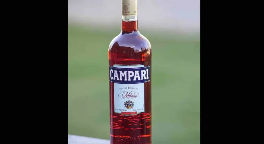 Butelka włoskiej gorzkiej wódki o intensywnej czerwonej barwie, z etykietą Campari Milano. Idealna do Aperol Spritz.