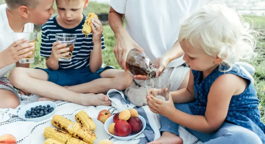 Co na piknik dla dziecka: najlepsze pomysły na jedzenie i zabawy