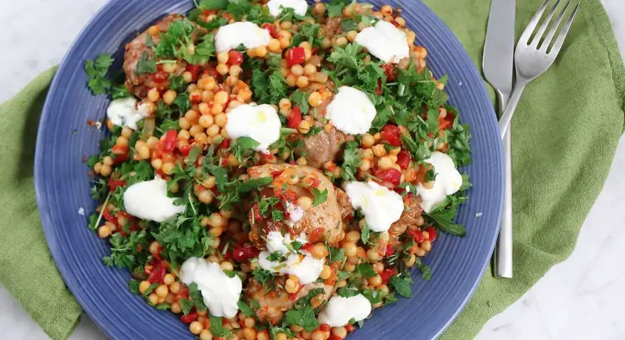 En härlig couscous sallad med kyckling, paprika och färska örter, toppad med krämig ost.