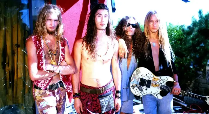 Wokalista Alice in Chains, Layne Staley, z zespołem pozuje do zdjęcia.
