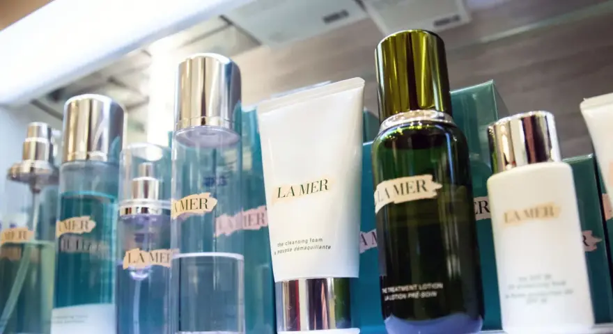 La Mer Kosmetikprodukte in Flaschen und Tuben, darunter eine weiße Tube und eine grüne Flasche.