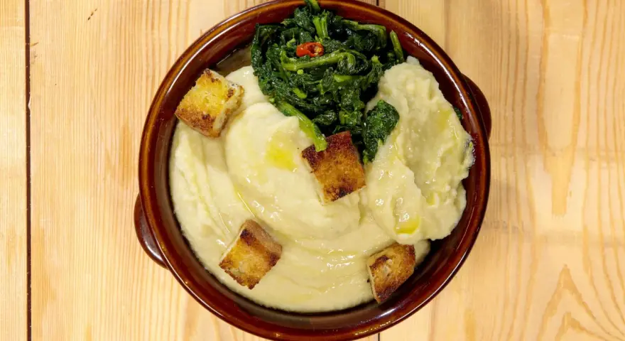 Fave e patate, ricetta pugliese: purè cremoso con verdure verdi e crostini dorati.