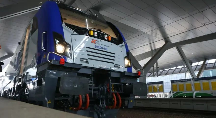 Nowoczesne lokomotywy PKP Intercity EU200-011 na dworcu Warszawa Zachodnia, gotowe do podróży.