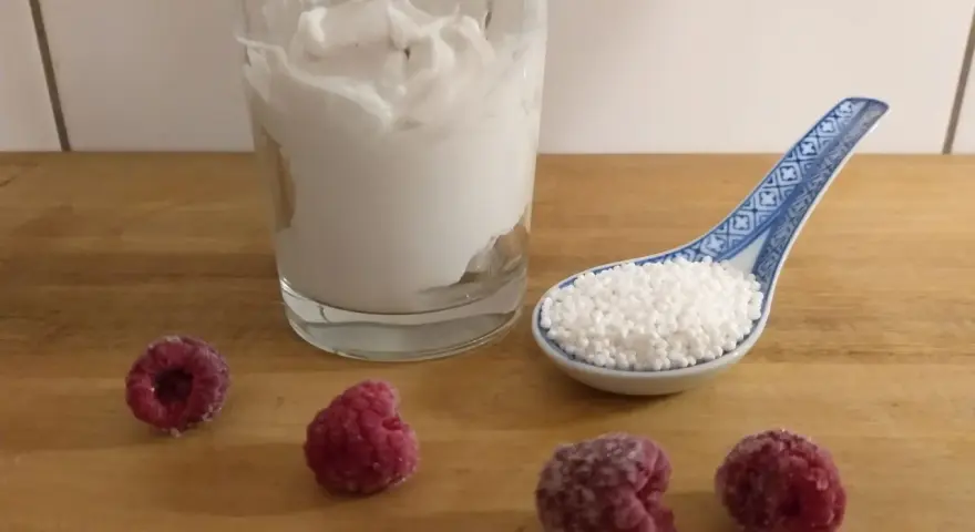 Szklanka jogurtu, łyżeczka tapioki i maliny. Dwa desery do wyboru: jogurt z granolą czy pudding z tapioki?