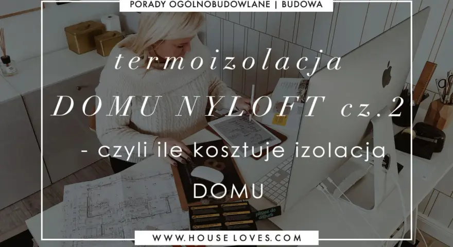 Kobieta analizuje plany domu, szukając informacji o koszt ocieplenia domu. Na ekranie komputera widnieje napis "termoizolacja domu Nyloft cz. 2".