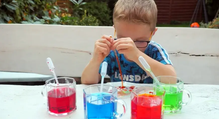 Eksperymenty z wodą dla dzieci: 10+ pomysłów na naukę i zabawę!