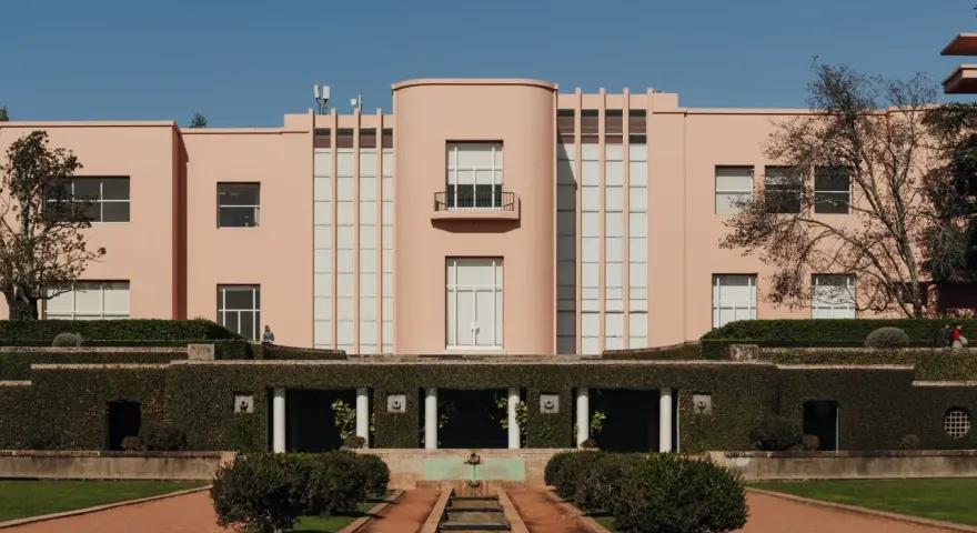 Muzeum sztuki współczesnej Serralves w Porto – historia, wystawy i więcej