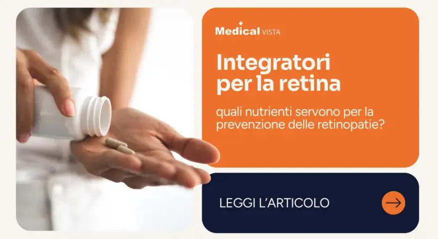Mano che versa integratori per la retina da un flacone. L'articolo parla di quali nutrienti servono per la prevenzione delle retinopatie.